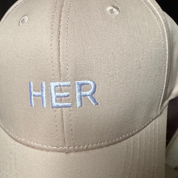 Burberry Light Pink Cap with Gold Buckle - Picture 6 of 7